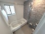 手入れがしやすく清潔感のある人造大理石の浴槽が標準仕様の浴室。梅雨や冬場に活躍する暖房換気乾燥機や手すりなども装備されている。※壁面はマグネット対応です。