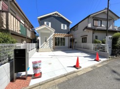 外観、室内クリーニング完了致しました。敷地面積約43坪のゆあとりある広さ。商業施設も充実した人気の大久保エリアです。
ゆとりの駐車スペースは車種によっては３台可能！！
いつでも建物ご見学可能ですので、ぜひお気軽にお問合せ下さい。