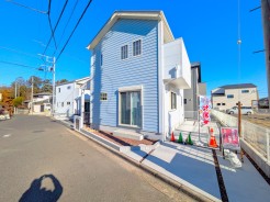 白と青のラップサイディングがおしゃれな明るい外観のお住まいです。
家具を配置したＬＤＫで生活イメージを確認頂けます。角地のような立地のお住まい、ぜひお気軽にお問合せ下さい。