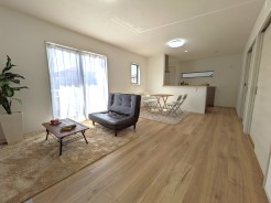 【施工例】リビングダイニングには2面切り替え可能なガス温水式床暖房。フロアや建具、クロスなどお打ち合わせにより色もお決め頂けますので、理想のマイホームをお建て頂けます。
