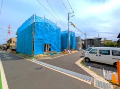 フジイエ鎌ケ谷７丁目の現地写真です。
低層エリアで高い建物もなく、良好な住環境。通り抜けのできない4.5ｍの道路を作り、全３棟のフジイエの分譲地です。着々と建築が始まっておりますので、ぜひこの機会に完成後では見る事ができない部分のご見学にお越し下さいませ。