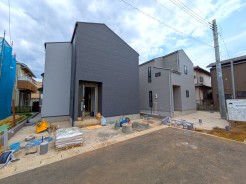 ２号棟、３号棟室内完成済、いつでもご内見できます！落ち着いた色合いながらデザイン性のある外観。奥の区画ではございますが、建物内に入ると、ひだまりスポット・吹抜けからの採光が取れた明るいお住まいです。
