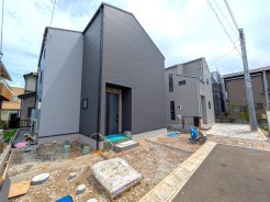 室内クリーニング完了しました！間口も広くい整形地です。完成に向けて着々と建築が進んでおります。
今人気のある家の正面に窓を配置しないすっきりとした外観です。