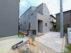 室内クリーニング完了致しました！外構もまもなく完成！奥の区画ではございますが、建物内に入ると、ひだまりスポット・吹抜けからの採光が取れた明るいお住まいです。