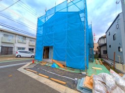 お住まい上棟致しました。間口も広くい整形地です。
着々と建築が始まっておりますので、ぜひこの機会に完成後では見る事ができない部分のご見学にお越し下さいませ。
