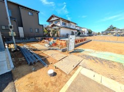 ４号棟現地写真です。基礎工事始まりました。
南側の一部がきれいに整った隣地お庭で、奥の区画ではございますが、日中の日差しが差し込む事と思います。お隣３号棟との協定道路により、駐車の際もゆとりをもって行えます。