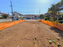 ６ｍ道路を挟んで向かいは駐車場となっており解放感を感じる立地です。
遮る建物もなく陽当りも良好！お好きなようにお住まいをお建て頂き素敵なマイホーム生活をお送り頂けます。