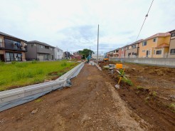 宅地造成中の現地てす！新規の道路をお入れしております。
敷地面積４２坪超の整形地。最寄駅までも徒歩５分！
全てが新しい街並みの全８区画の分譲地。
「子どもをのびのび育てたい」
「せっかく家を建てるなら、自分たちの理想をカタチにしたい」
そんなご家族の声に答えるフジイエ。ぜひご見学、ご相談下さい。
