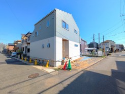 建物に囲まれていない、２方向の道路に接道した、開放的な立地のお住いです。