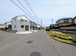 車通りが多い通りではございませんので、安全です。