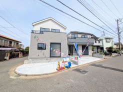 角地の立地に建つ2棟です。南西道路は約6ｍ、前面道路も広く日当たりサンサンで車庫入れもしやすいです。