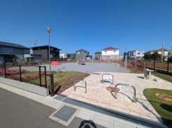 分譲地内には、コミュニケーションの場としても使える広く楽しい公園がございます。
大型分譲地ならではの魅力ですね。