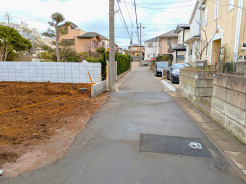 車通りが少ない道路となりますので、車庫入れもしやすいかと思います。お車も並列2台可能。今なら自由設計でお好きなようにマイホームを建築可能です。「家づくり」という体験+仕様の高いマイホームをお値打ちにご取得できます。この価値の違いをぜひご確認ください。
