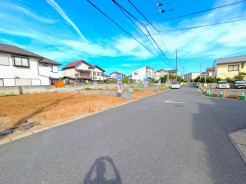 前面道路はゆとりの６ｍ。閑静な住宅街で交通量も少なく、大通りから入った住宅街ですので、大変静かです。
