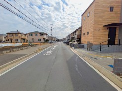前面道路は安心の公道・幅員も約９ｍとゆとりの広さ。区画整理された街並みで歩道も整備されております。都内への利便性高い、ＪＲ総武線「新検見川駅」まで徒歩１５分の立地に、耐震性・断熱性の高い安心で快適なお住まいを間取からお打合せ可能な自由設計対応区画もございます。