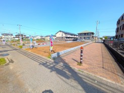 フジイエ新検見川・稲毛は全７区画の分譲地です。
分譲地周辺は、区画整理された街並みで、道路・歩道もしっかりと整っており安心。