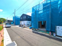 自由設計でお打合せをしたお住まいが続々と建築されており、建売区画も含め少しづつですが、街並みも見えるようになってきました。
駅近の分譲地で利便性も高い立地に理想のお住まいを♪