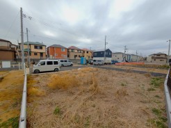 分譲地内はゆとりの５ｍ道路、広々敷地面積４２坪超の整形地。最寄駅までも徒歩５分！最寄駅まで徒歩５分の立地ながら、低層エリアで高い建物もなく戸建に適した立地です。
「せっかく家を建てるなら、自分たちの理想をカタチにしたい」
そんなご家族の声に答えるフジイエです。