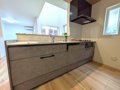 キッチンは食洗機、ガラストップコンロ、ソフトクローズ機能のスライドキャビネット、整流板付きレンジフード、深型の食洗器など家事の負担を軽減する充実の仕様です。パネル色を自由にお選び頂けます。