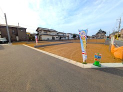 販売現地です。第三者の通り抜けができない道路で、お住まい後も安心。全6棟のお住まいが建ち並ぶ整った街並みが魅力です。