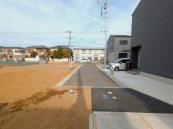 分譲地内の道路は通り抜けできませんので、第三者の通行も少なく良好な住環境です。
道路幅員は4.5ｍで駐車も安心な広さ。閑静な住宅街ですので、周辺も車通りも少なく大変静かです。