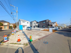 低層エリアで高い建物もなく、戸建に適したエリアです。
接道している道路は安心の公道６ｍと広さも十分。建築条件無でお好きなハウスメーカーで建築可能！
ぜひご確認ください。