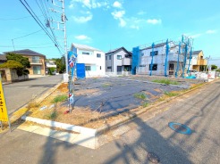 Ｈ５号棟の現地写真。２面道路に接道した角地！１日中陽当り良好な立地となっております。
敷地面積117.42平米（35.51坪）とプランによっては２台駐車も可能な広さです。ぜひ実際の現地でご確認下さい。