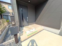 南向きで明るい玄関。ポーチ部分も広く雨の日でも安心です。また、玄関の鍵にはタッチキー付き！