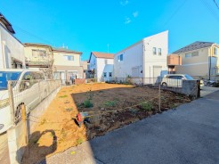 販売現地写真です。敷地面積約34坪のゆとりある敷地。閑静な住宅街に佇み大変静かな住環境です。