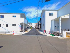 すべてが新しい街並みで人気の分譲地。四季を感じる大きな公園も近くにあり自然を感じる住環境。
建売住宅では中々見ない、ラップサイディングを使ったおしゃれな外観の分譲地です。ぜひお気軽にご見学にお越し下さい。