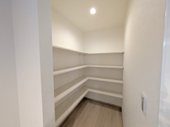 奥行きのあるパントリー収納。可動棚で高さ調節も可能です。