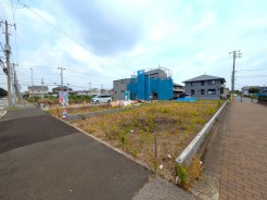 フジイエ新検見川・稲毛は全７区画の分譲地です。
まもなく自由設計でお打合せを頂きました建物も続々と建築が始まります！分譲地周辺は、区画整理された街並みで、道路・歩道もしっかりと整っており安心。