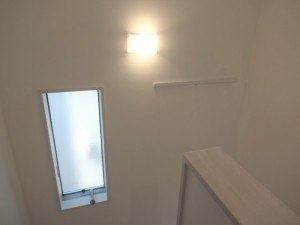 階段部分にはお気に入りの絵を飾れるよう窓の位置も考えました。
