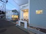 フジイエ八千代台の街区入り口には、この街のシンボルとなるゲートウォールを設置しています。結界性を高め、まるで別世界であるかのうような感覚を呼び起こします。