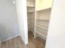 階段下を利用した、パントリー収納庫です。すぐに使えるよう可動棚式となっておりますので、用途に合わせて高さ調整可能、便利な収納です。