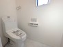 トイレは１階・２階共、ＴＯＴＯ製の節水機能が付いたウォシュレット付きです。タオルリング、Ｗペーパー、サニタリー収納も付いております。