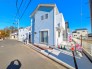 白と青のラップサイディングがおしゃれな明るい外観のお住まいです。
家具を配置したＬＤＫで生活イメージを確認頂けます。角地のような立地のお住まい、ぜひお気軽にお問合せ下さい。