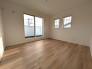 主寝室は７帖、家具配置がしやすいほぼ四角形の部屋形状です。
バルコニーと繋がった大きな窓、面格子付きの窓がおしゃれな２面採光の寝室です。