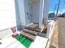 玄関から繋がるウッドデッキ。
建売では中々ない、外観の仕上がりとなっておりますので、ぜひ一度ご見学にお越し下さいませ。