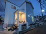 夜には、ガーデンライトと明暗センサー付きの玄関ライトがお住まいをほんのりと照らしてくれます。