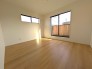 朝日が差し込む主寝室は７帖の広さ。ほぼ四角に近いお部屋ですので、ベット配置もしやすく快適にお使い頂けます。