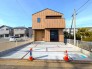 前面を木目のサイディングで周辺のお住まいとは一味違うおしゃれな外観です。
東側はお隣の通路で建物も離れており、角地のような立地に車種によっては２台駐車も可能な駐車スペースをご用意。
朝日が差し込むお住まい、内覧可能です！