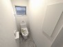 【施工例】トイレは１階・２階ともウォシュレット付きです。ペーパー類を収納できる便利なサニタリー収納に、タオルリング、Ｗペーパーフォルダとスッキリしながら必要な物をご用意しております。