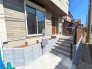 高台の閑静な住宅街で良好な住環境。最寄り駅も徒歩６分、駅周辺には商業施設も充実しております。