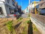 道路と土地の間口は2.5ｍございます。あまり大きなお車は難しいですが、一般的な車のサイズは、
普通車　「全幅1.7ｍ」
軽自動車「全幅1.58ｍ」
問題なく駐車は可能かと思います。
住宅が立ち並ぶ閑静な住宅街です。