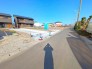 接道している道路は、第三者の通行もほとんどなく大変静かな住環境です。
南道路に接道となりますので、陽当たりもサンサンです。
ぜひ住環境をご確認ください。