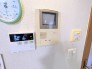 お風呂の給湯リモコンは交換済みです。インターフォンもモニター付きでございます。