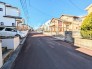 車通りが多い通りではございませんので、ご安心です。車庫入れも楽にできます。公道の６ｍ道路となります。