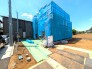 ４号棟現地写真です。建物上棟しました。
南側の一部がきれいに整った隣地お庭で、奥の区画ではございますが、日中の日差しが差し込む事と思います。お隣３号棟との協定道路により、駐車の際もゆとりをもって行えます。