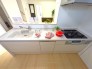 【施工例】キッチンは食洗機、ガラストップコンロ、ソフトクローズ機能のスライドキャビネット、整流板付きレンジフード、など充実設備が付いております。なんとカップボード食器棚まで。